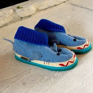 Garnett Hill shark slippers, size 11 toddler
